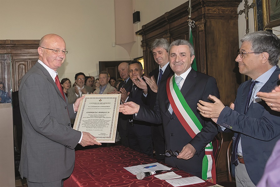Il sindaco Mario Scagnetti consegna la pergamena della cittadinanza onoraria al prof. Gabriele Barucca