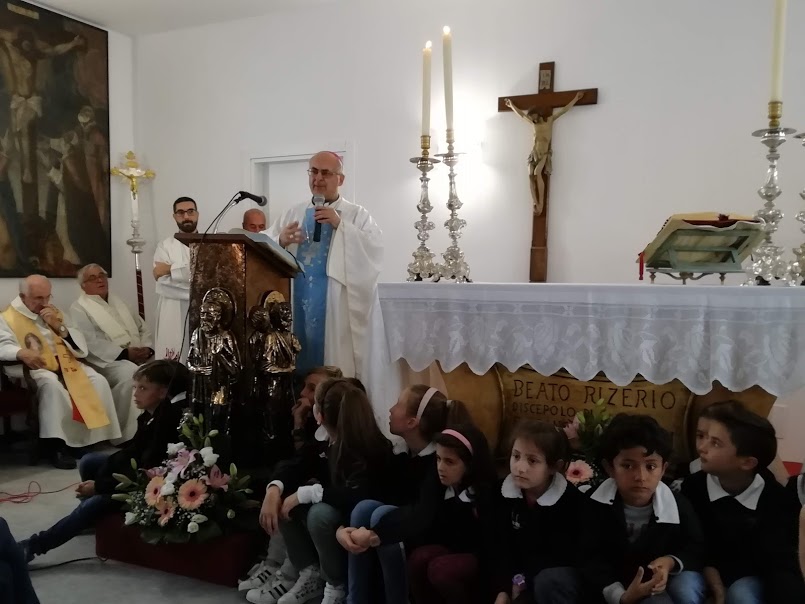 Muccia Bambini sotto laltare