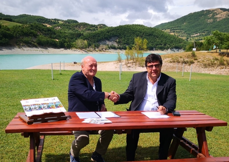 Il sindaco Scaficchia e il responsabile Enel Angelo Guastadisegni nel momento della firma del protocollo per il rilancio del turismo lo scorso 10 luglio
