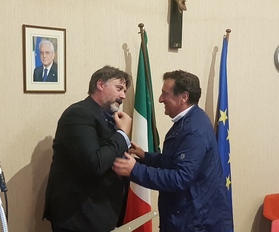 Luca Piergentili con il sindaco di San Ginesio Giuliano Ciabocco