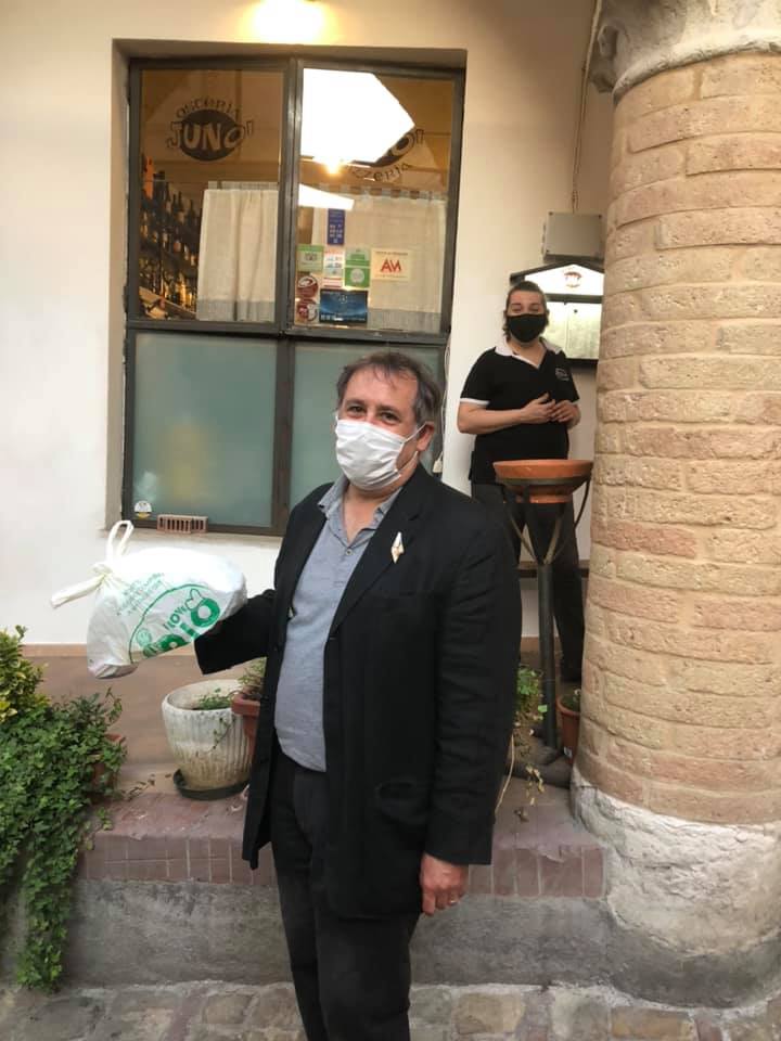 Pierandrei ritira la cena da asporto dal ristorante Juno