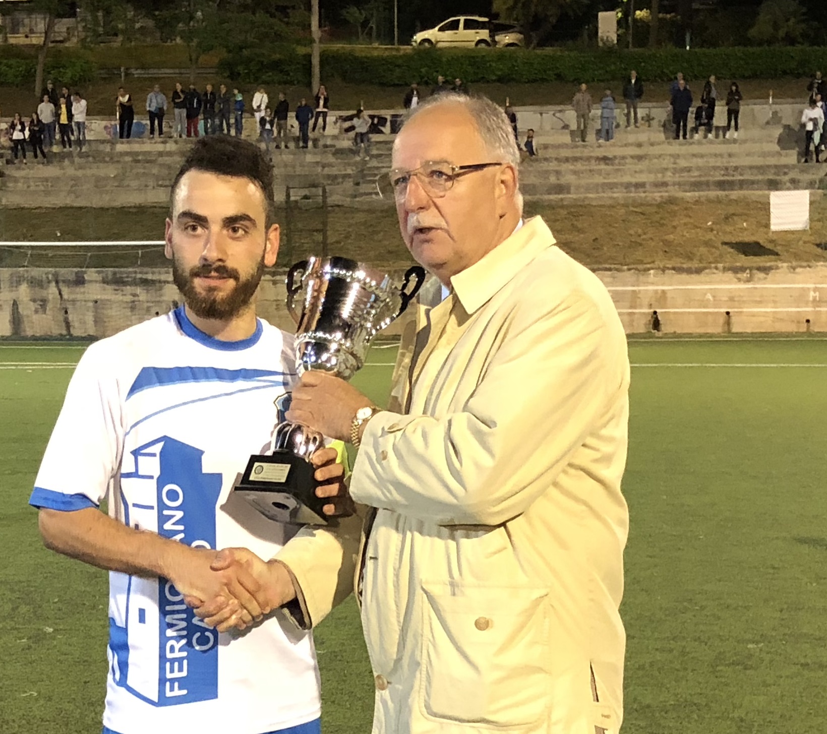 Giorgio Bottacchiari premia Gianluca Colonnelli il capitano del Real Tolentino