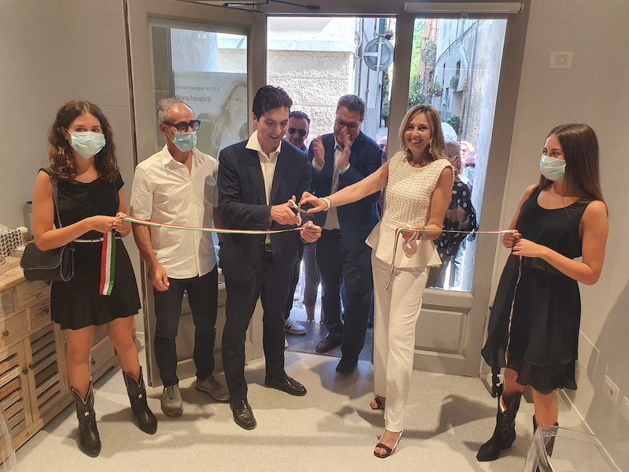 Il taglio del nastro foto