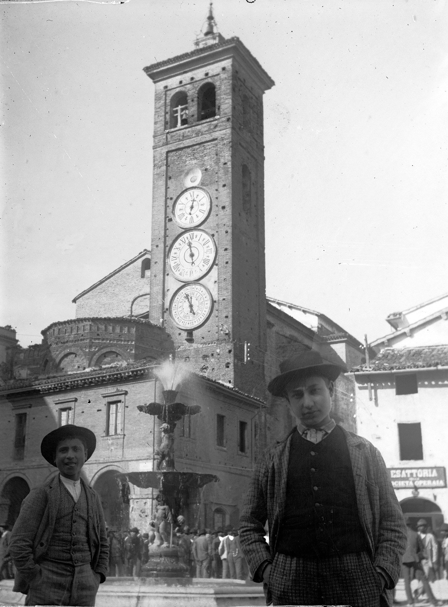 Tolentino ricordi di una citta gente in piazza