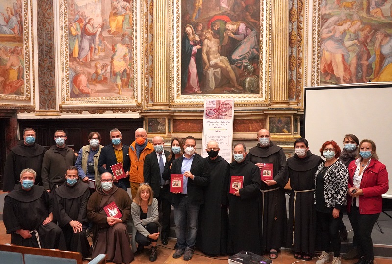 presentazione del libro nella foto gli autori coloro che hanno collaborato e gli organizzatori del festival