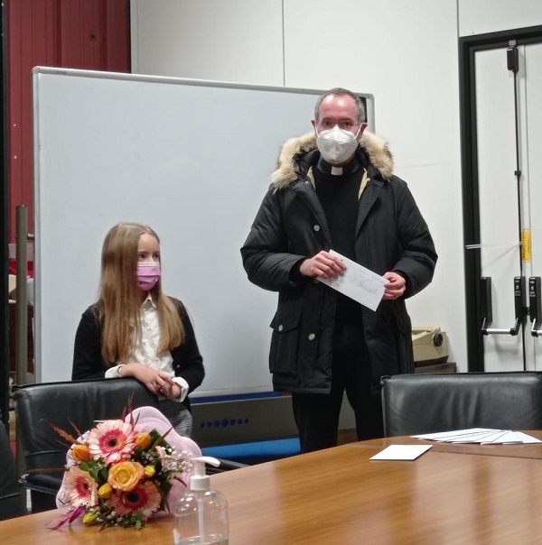 Don Marco Gentilucci ha ritirato il primo premio vinto dai bambini del catechismo di San Venanzio