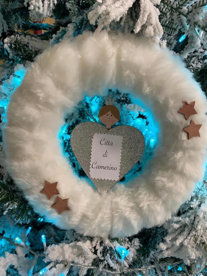 La vice sindaco Lucia Jajani accanto allalbero allospedale.jpg 1 1