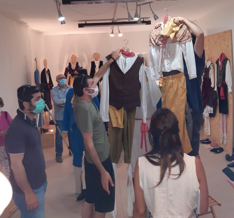 foto gruppo museo vestiti