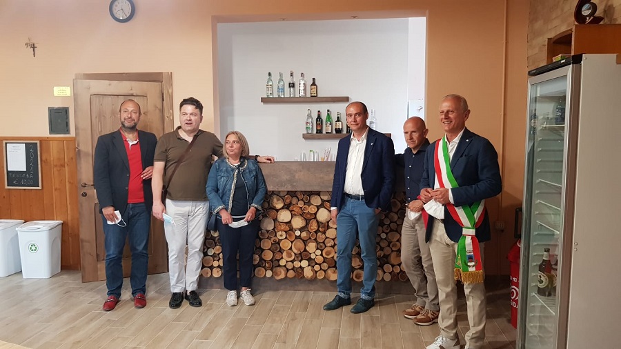 gli amministratori allinterno del bar acli