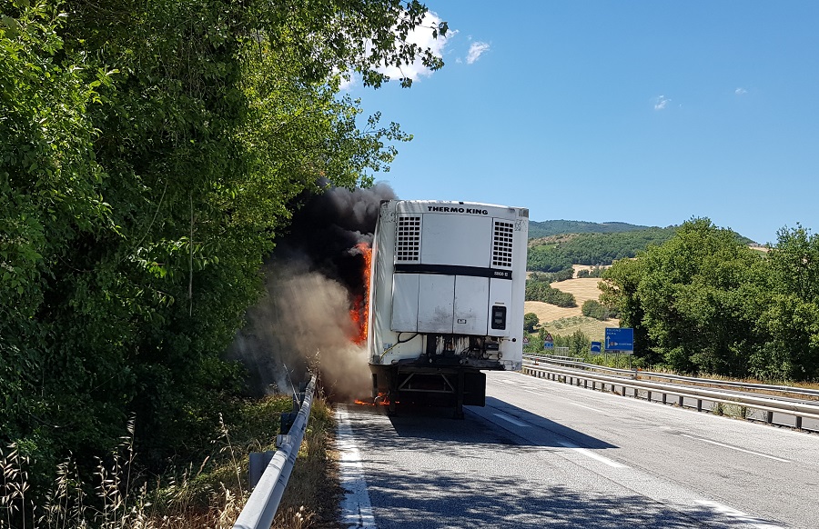 rimorchio in fiamme