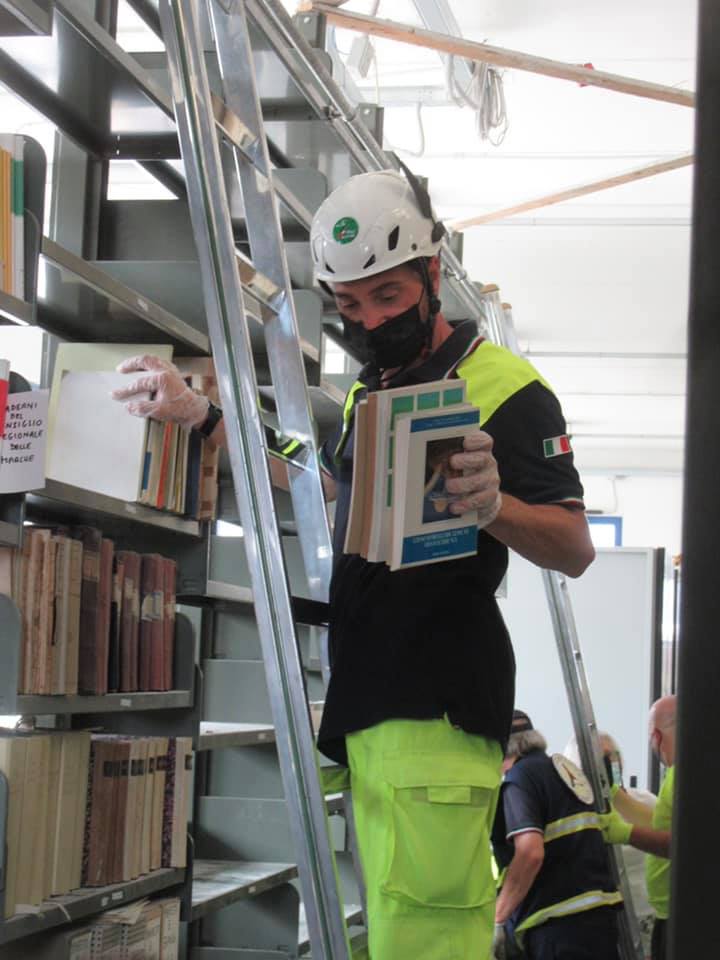 I volontari della Protezione Civile al lavoro per il trasferimento della Biblioteca Valentiana 3