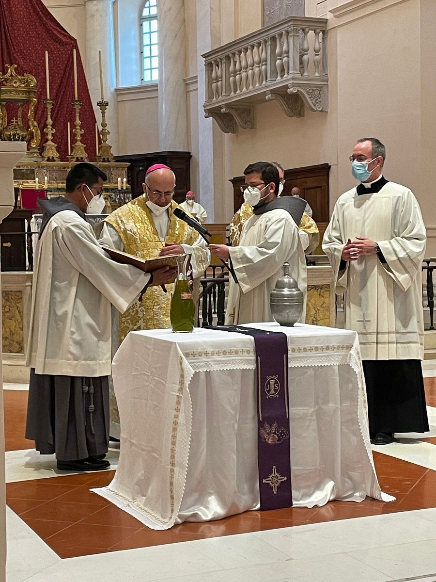 Messa crismale vescovo 3