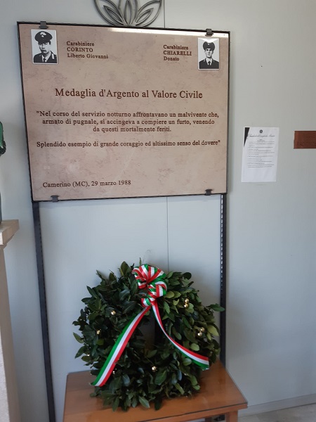 Deposizione di una corona dalloro sulla lapide posta presso la Caserma dei Carabinieri in Via Madonna delle Carceri