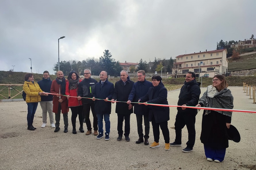 Il taglio del nastro della nuova area parcheggio