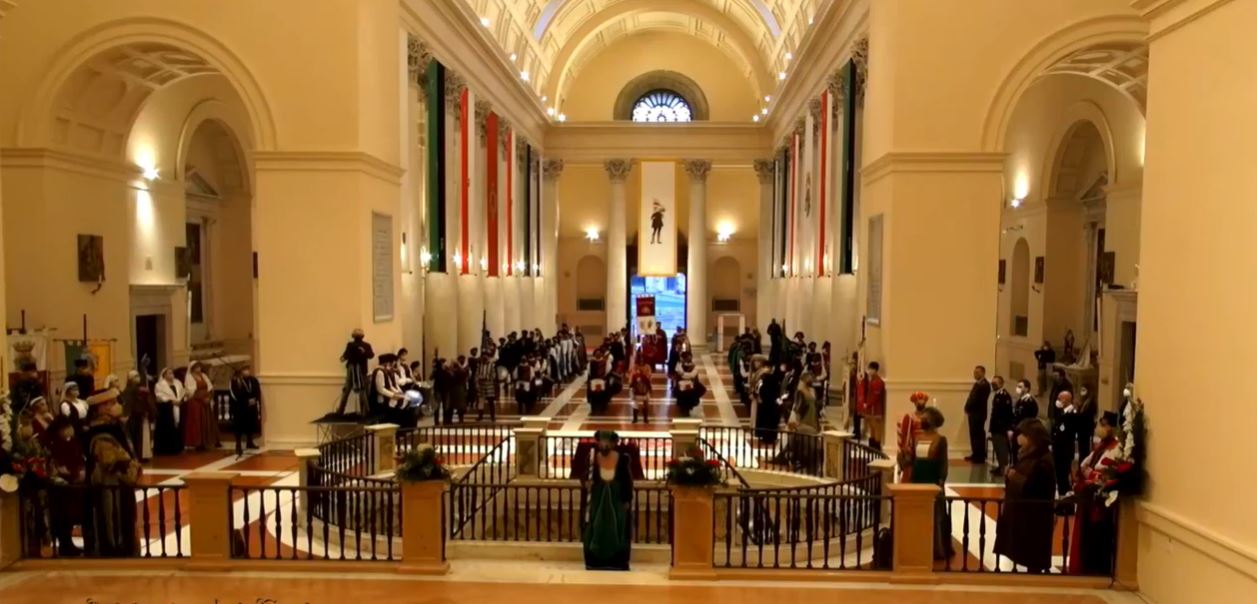 Le dame dei terzieri raggiungono laltare per lofferta dei ceri