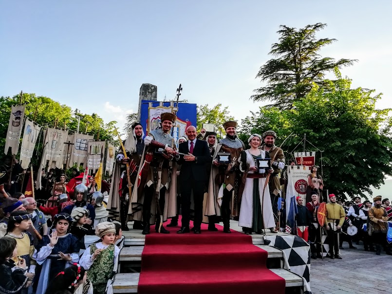 Il sindaco Sandro Sborgia consegna i premi agli Arcieri De Varano