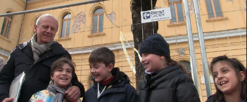 SINDACO GIUSEPPETTI E BAMBINI CHE CANTANO