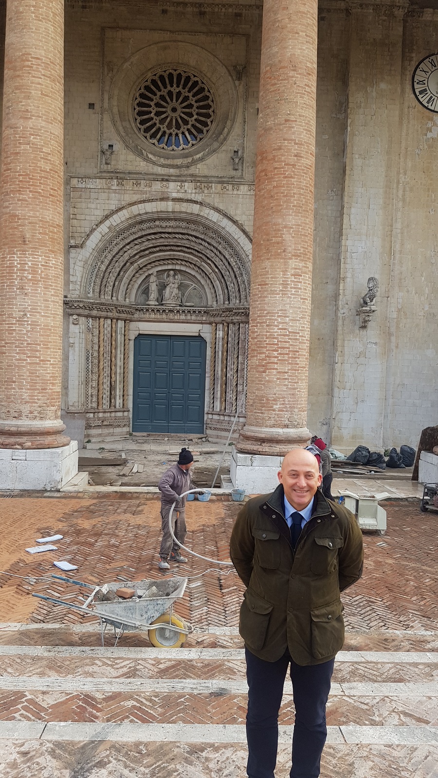 Sborgia davanti alla basilica di san Venanzio verticale