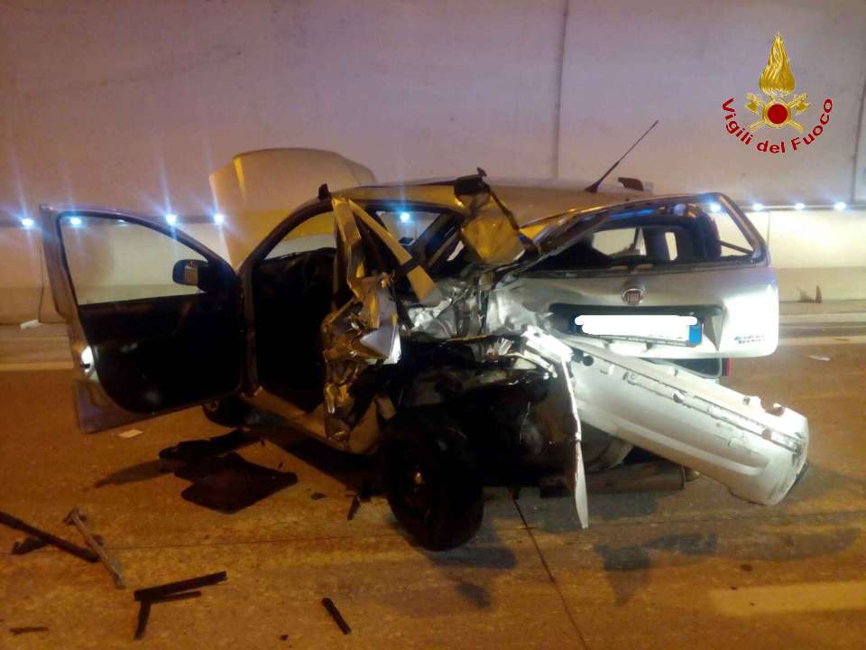 auto incidentata in galleria superstrada 77