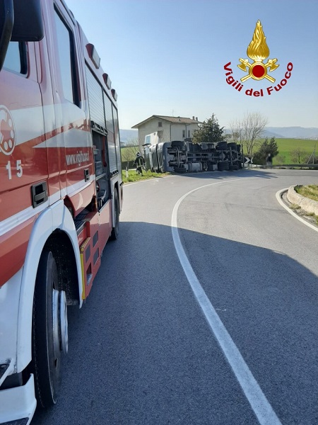 camion rovesciato
