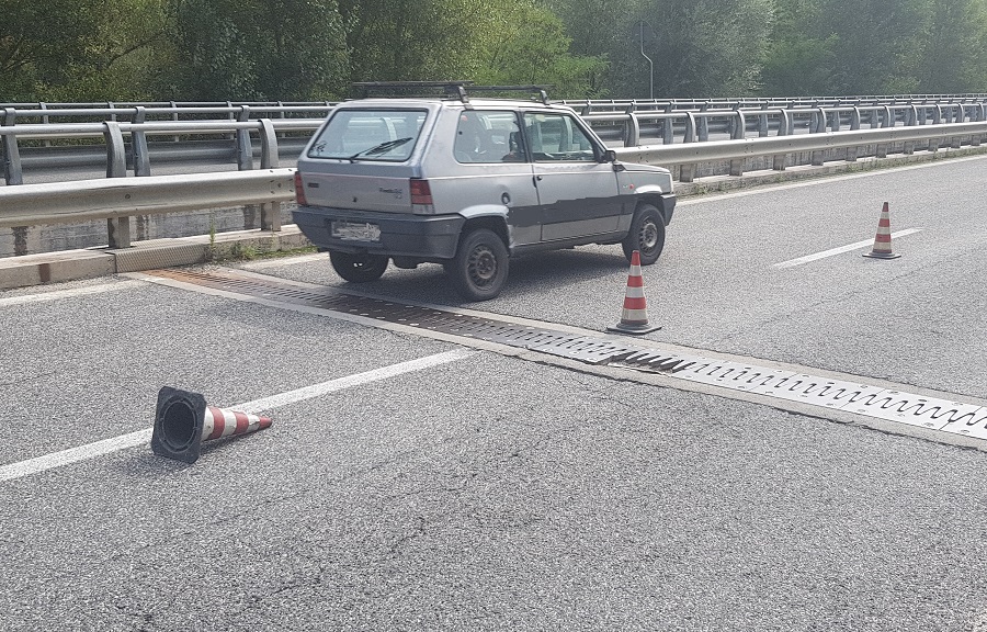 foto macchina sopra giunti superstrada 77