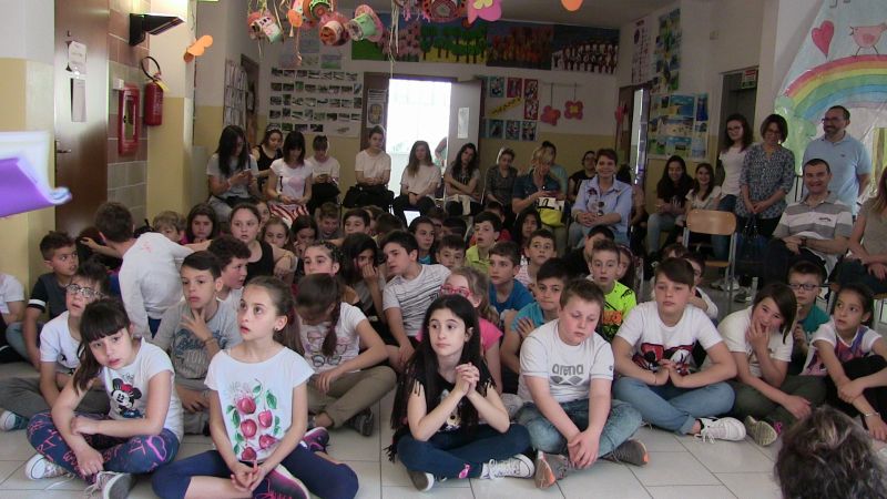 foto tutto ilgruppo dei bambini con maestre e dirigente