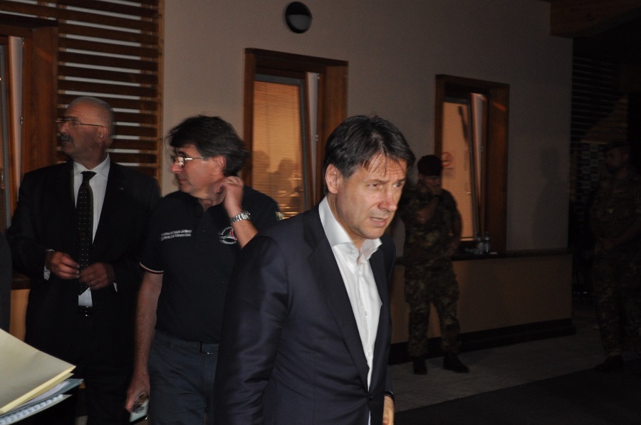 il premier esce dalla sala polivalente