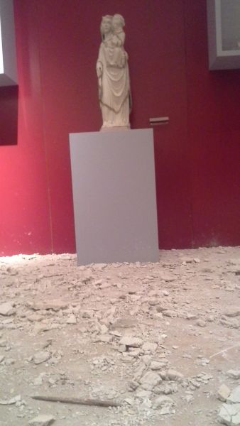 museo con opere e calcinacci