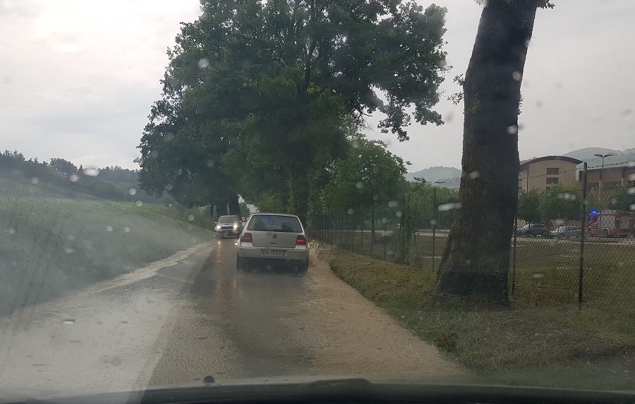 strada allagata con macchina