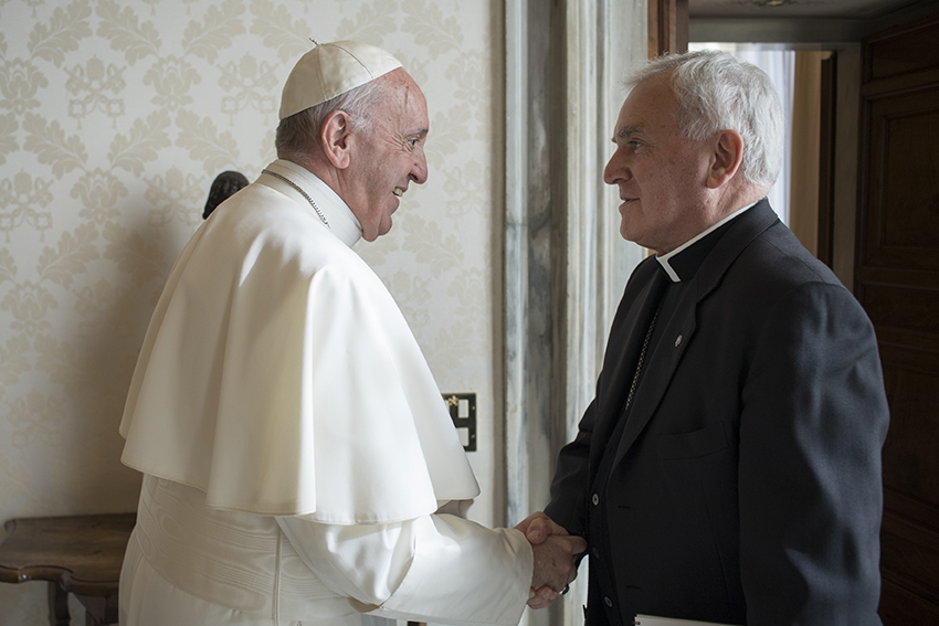 stretta di mano papa vescovo