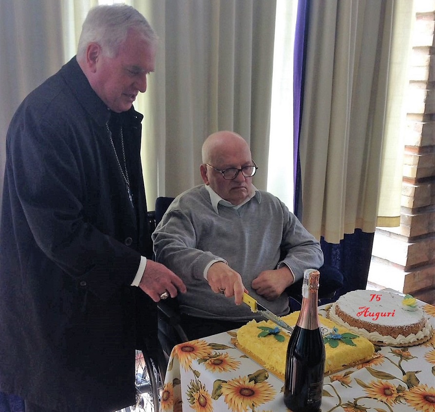 taglio torta fagiani 75 con scritta rossa