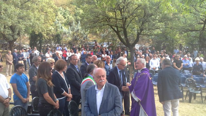 vescovo stringe mano rinaldi