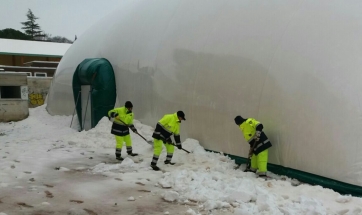 Struttura pressostatica strappata dal peso della neve