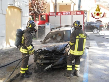 Macerata, in fiamme un'auto del comune