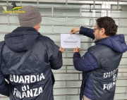Operazione anticontraffazione: sequestrati 12mila articoli, chiuso l'esercizio commerciale