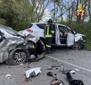 Frontale tra due auto, 95enne trasferita in eliambulanza a Torrette