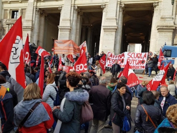 Scuola, busta pesante: " i Cobas chiedono che si posticipi la restituzione dei tributi"