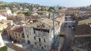 Tolentino, iniziata la demolizione del palazzo simbolo del sisma