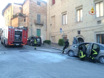 Auto in fiamme, paura a Montefano