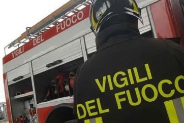 Tolentino, superstrada bloccata per un camper in fiamme