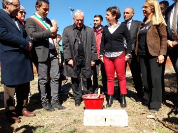 Pieve Torina- Posa della prima pietra per la scuola dell'infanzia, donata da Fondazione Francesca Rava