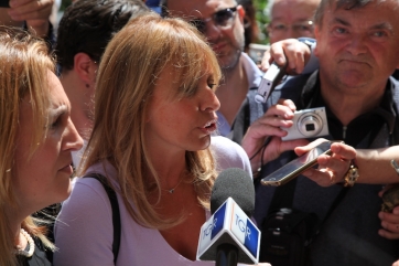 La Mussolini a Macerata. Porta con s&eacute; una scatola di vermi per l'assessore Monteverde