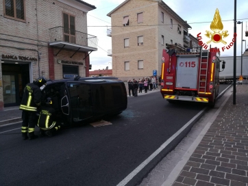 Auto si ribalta a Treia. Ferito il conducente trasportato in ospedale a Macerata