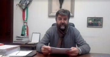 Sarnano, il sindaco "denuncia" i costruttori delle casette