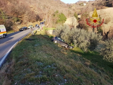 Grave incidente stradale ad Avenale di Cingoli, ferita una giovane di 19 anni. Interviene anche l'eliambulanza