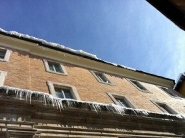 Macerata, ai privati spetter&agrave; rimuovere ghiaccio e neve. Scuole chiuse a Recanati e nel capoluogo