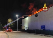 Vasto incendio in un'azienda di smaltimento rifiuti speciali