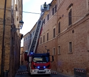 San Severino, cade cornicione chiusa e riaperta via Salimbeni