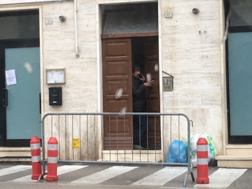 Autopsia sul corpo dell'indiano 50enne trovato morto sul suo letto.