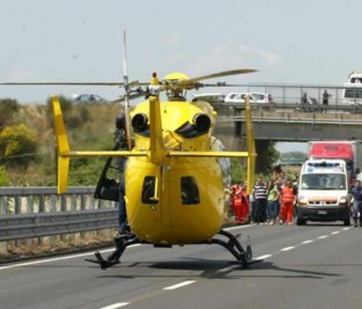 Si ribalta con il furgone e vola dal finestrino. Terribile incidente in autostrada